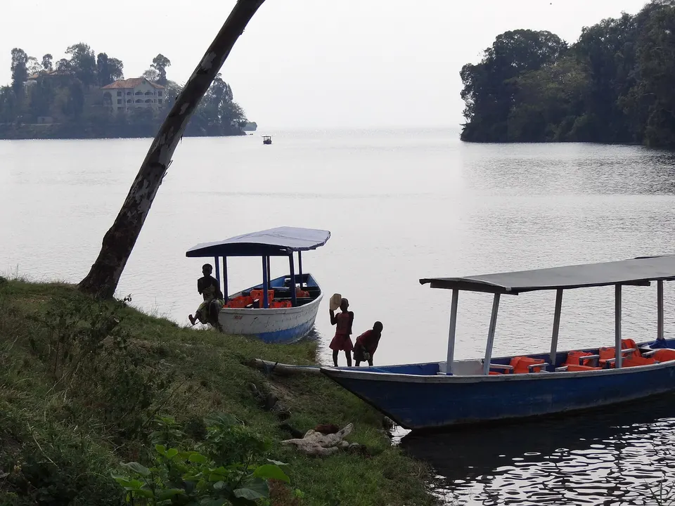 Costa serena de la isla Amahoro (Isla de la Paz) rodeada por las aguas cristalinas de Karongi.