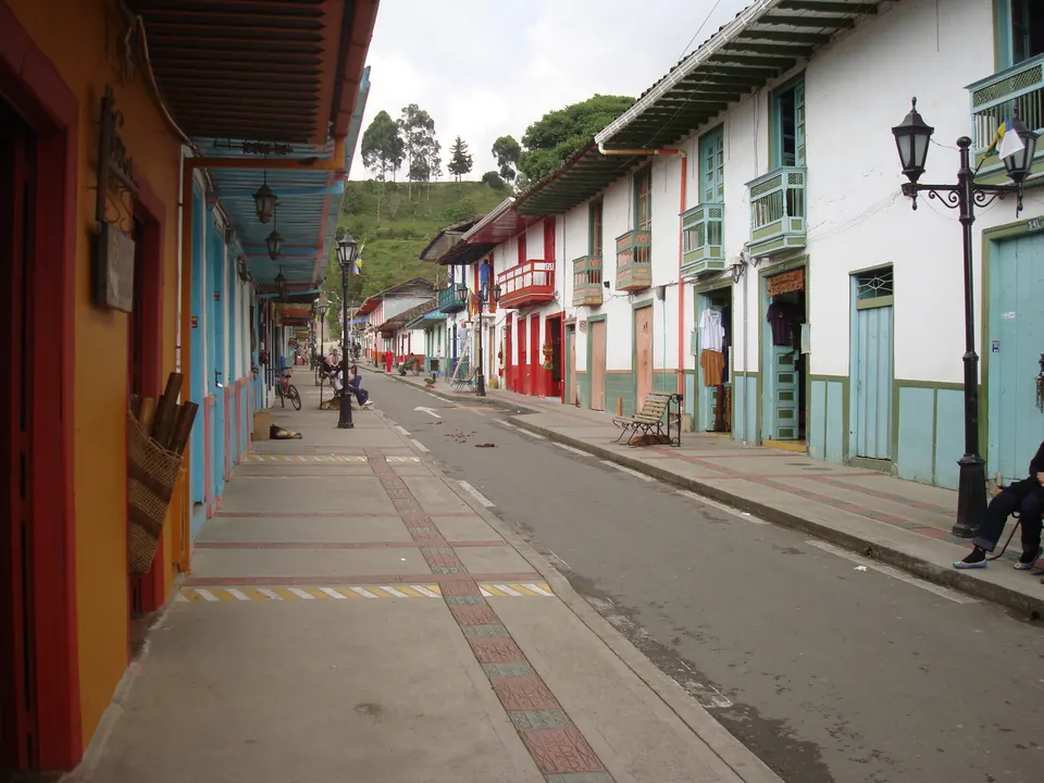 Coloridas fachadas de bahareque tradicional y balcones de madera en la Calle Real de Salento