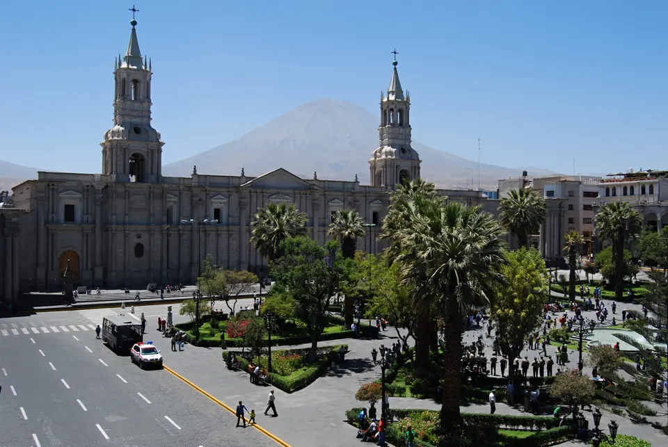 Plaza de Armas de Arequipa con la Catedral de sillar blanco y la silueta cónica del volcán Misti