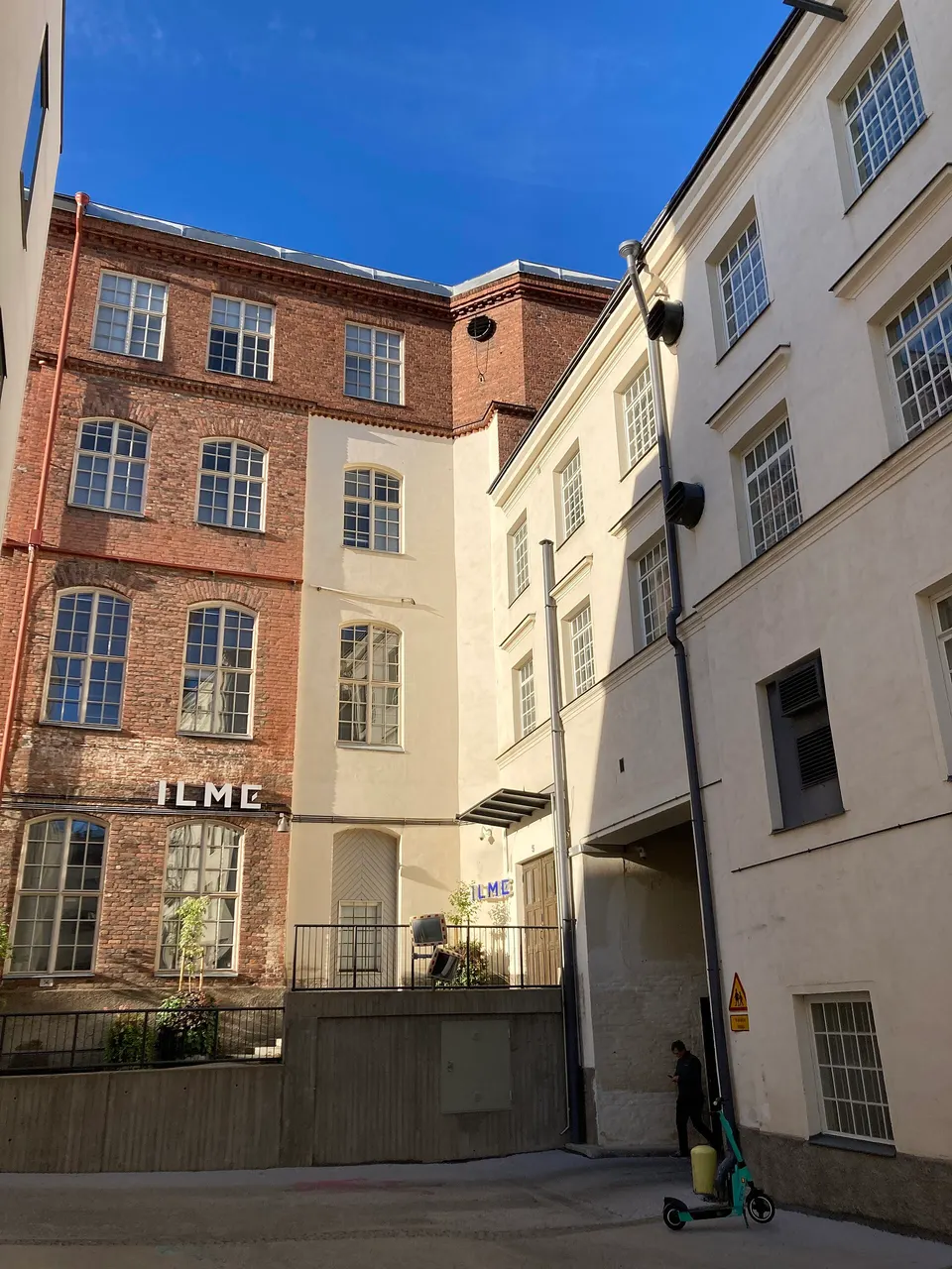 Patios adoquinados y naves industriales decimonónicas de ladrillo rojo del recinto Finlayson en Tampere.