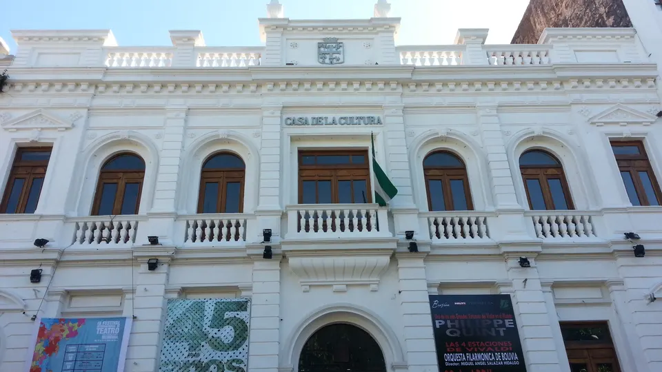 Fachada colonial de la Casa de la Cultura Raúl Otero Reiche frente a la Plaza 24 de Septiembre.