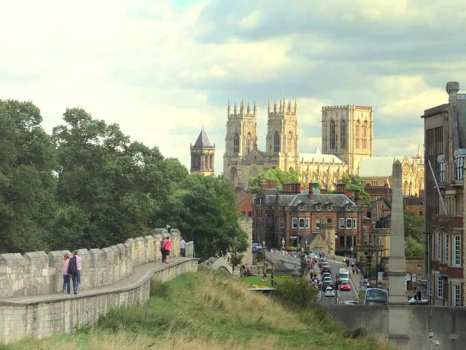 Vista panorámica de York Minster y los tejados medievales desde las murallas de la ciudad.