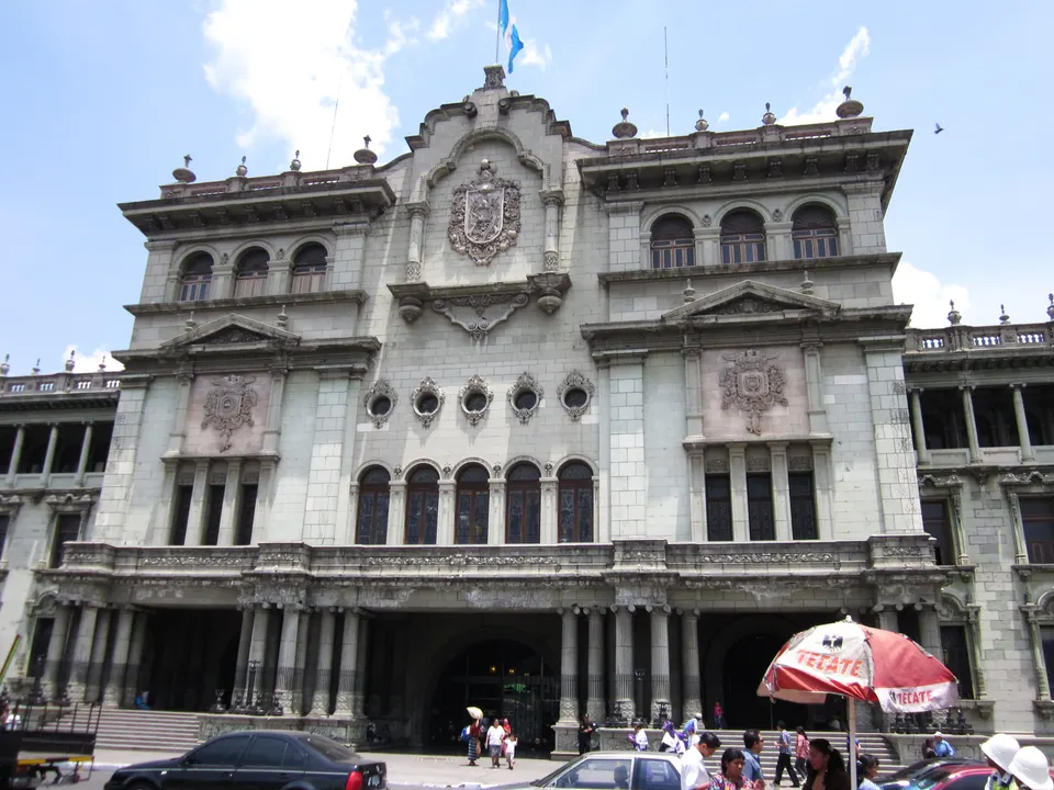 Fachada monumental de estilo neoclásico y renacentista español del Palacio Nacional de la Cultura en Zona 1.