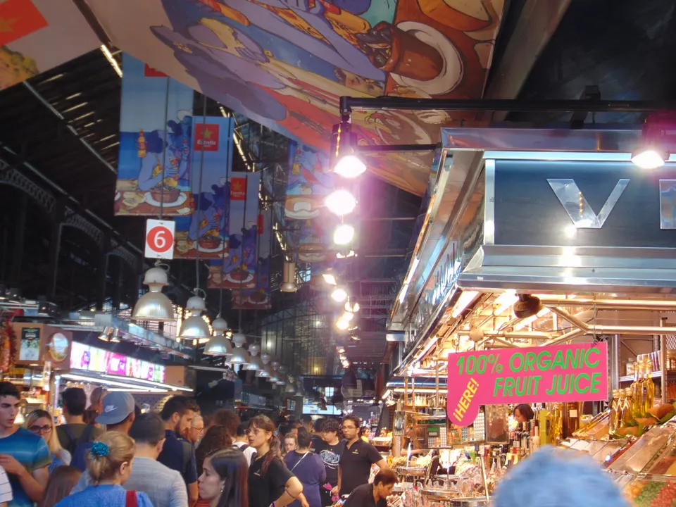 Puestos de frutas y productos frescos en el Mercado de La Boqueria de Barcelona.