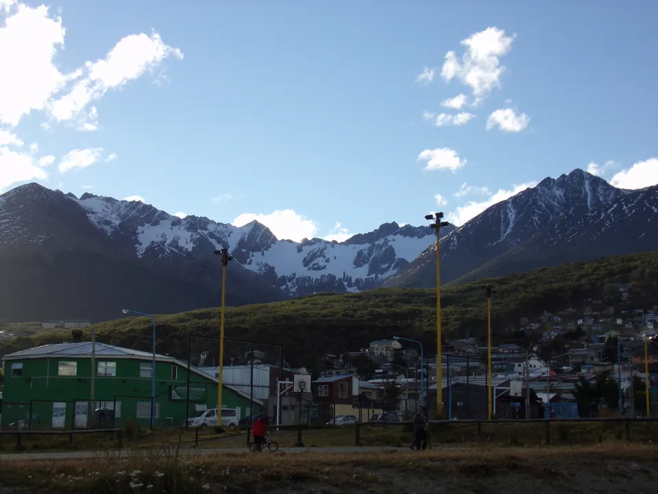 Sendero de ascenso al Glaciar Martial con morrenas glaciares y vistas panorámicas de la ciudad y el canal.