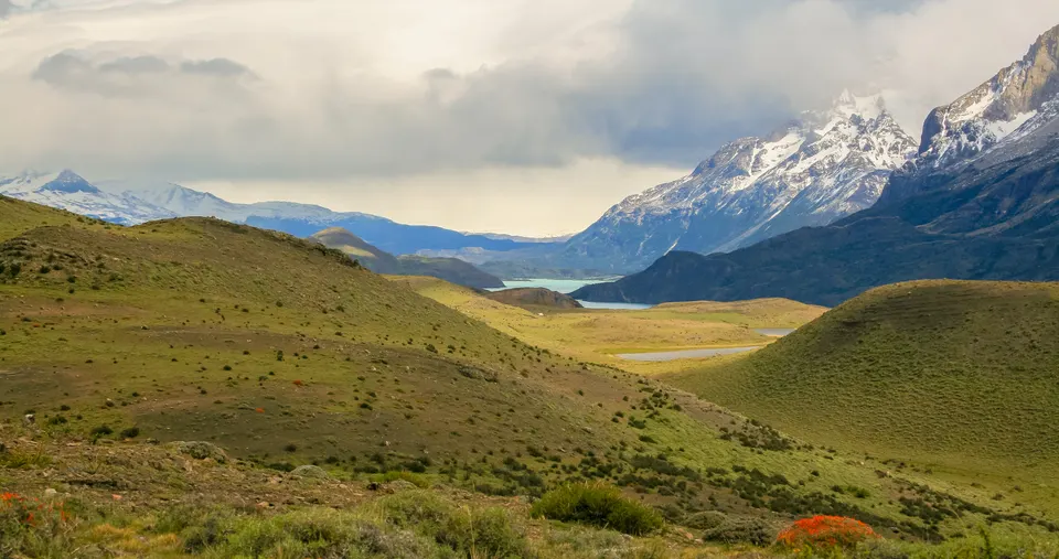 Formaciones bicromáticas de granito y roca sedimentaria oscura de los Cuernos del Paine sobre el lago Nordenskjöld