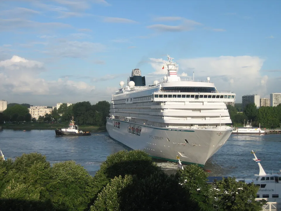 Un buque de crucero maniobrando en el río Escalda a su paso por el puerto de Amberes.