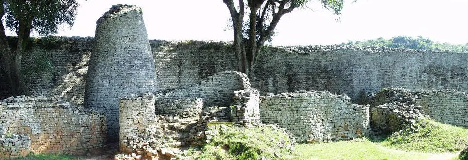 La enigmática Torre Cónica sólida de piedra en el patio interior del Gran Recinto de Gran Zimbabue.