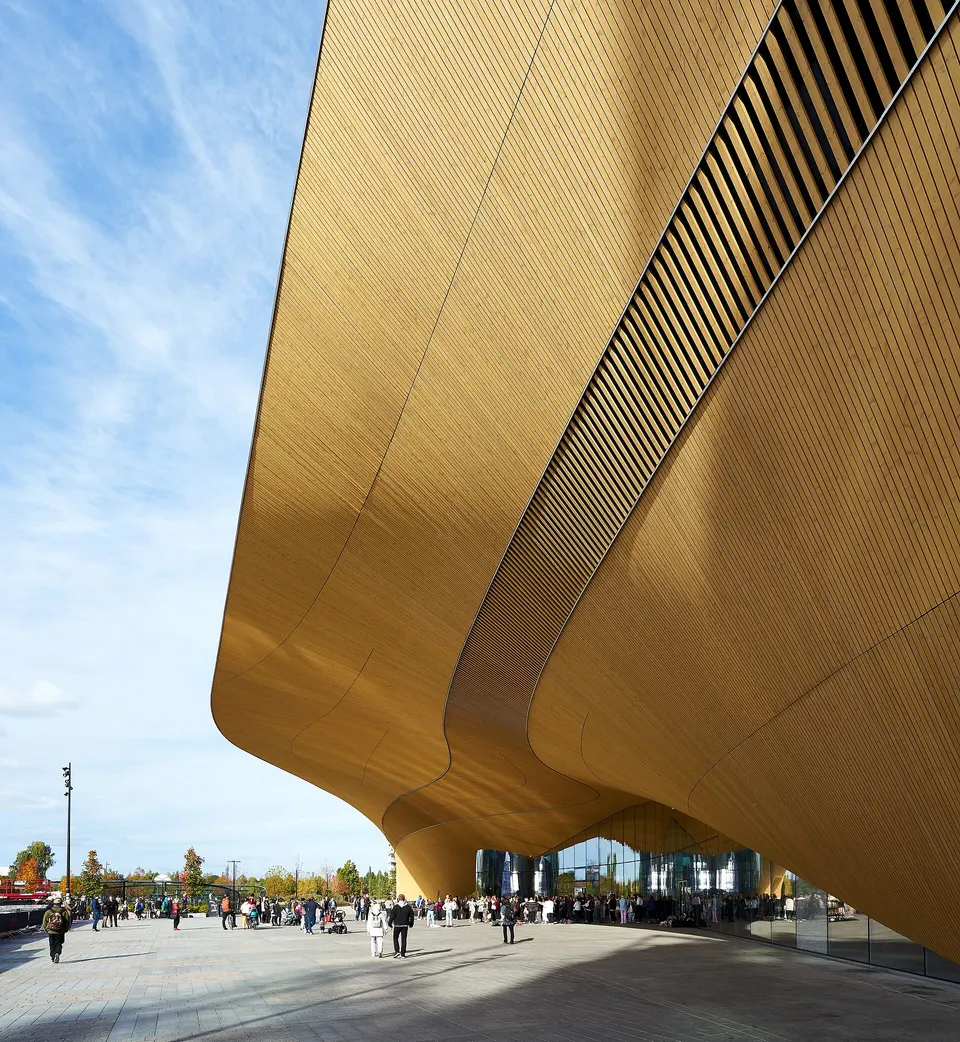 Curvas vanguardistas de madera de abeto y cristal de la Biblioteca Central Oodi en Töölönlahti.
