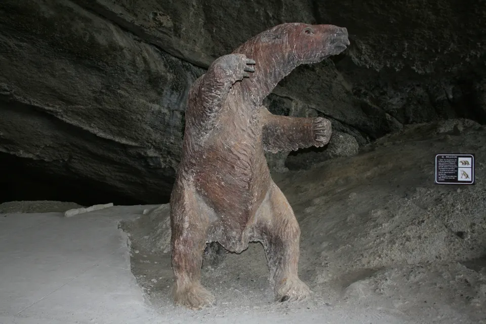 Enorme bóveda rocosa natural de la Cueva del Milodón cerca de Puerto Natales