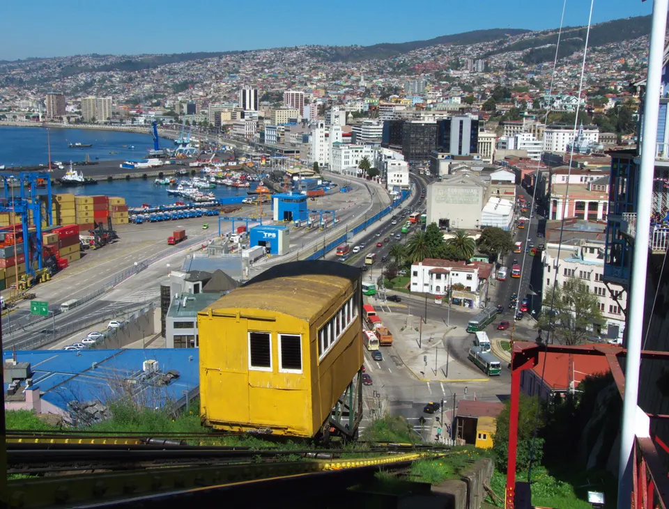 Carro del histórico ascensor funicular Reina Victoria trepando por los cerros de Valparaíso.