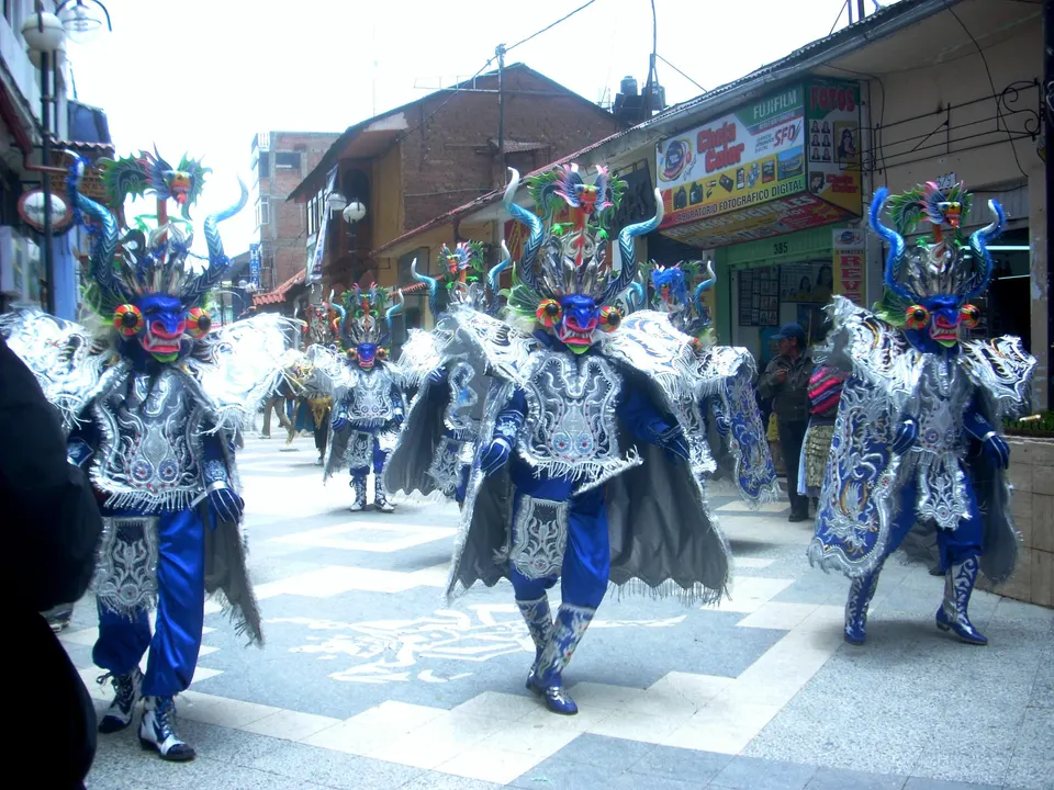 Danzantes con máscaras de diablada y trajes bordados en hilos de oro durante la Fiesta de la Virgen de la Candelaria en Puno