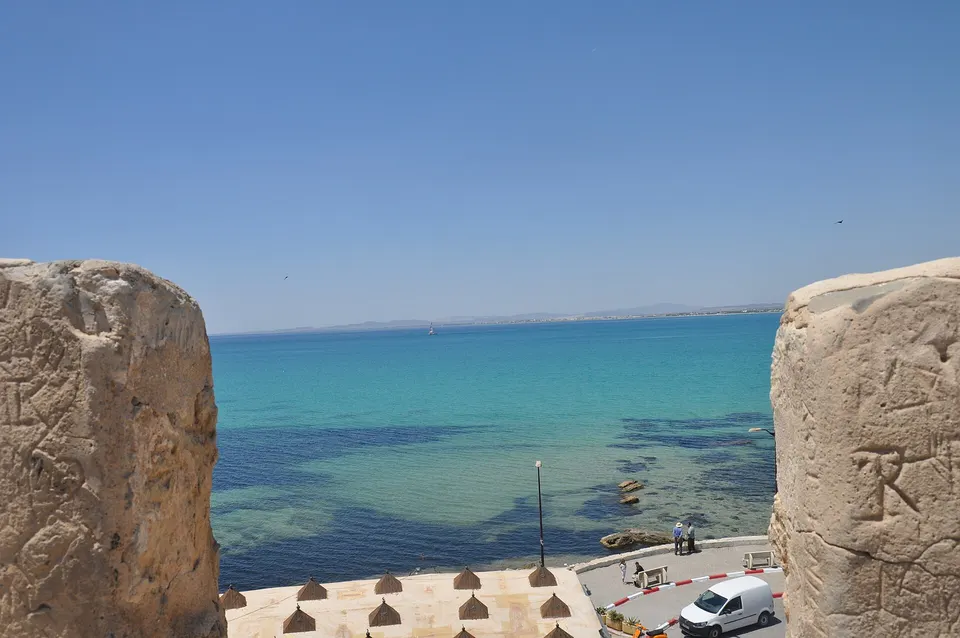 Vista panorámica de la Kasbah amurallada sobre la playa de arena dorada en Hammamet.