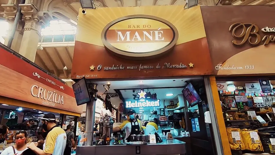 El célebre sándwich gigante de mortadela con queso derretido servido en los balcones gastronómicos del Mercado Municipal de São Paulo.