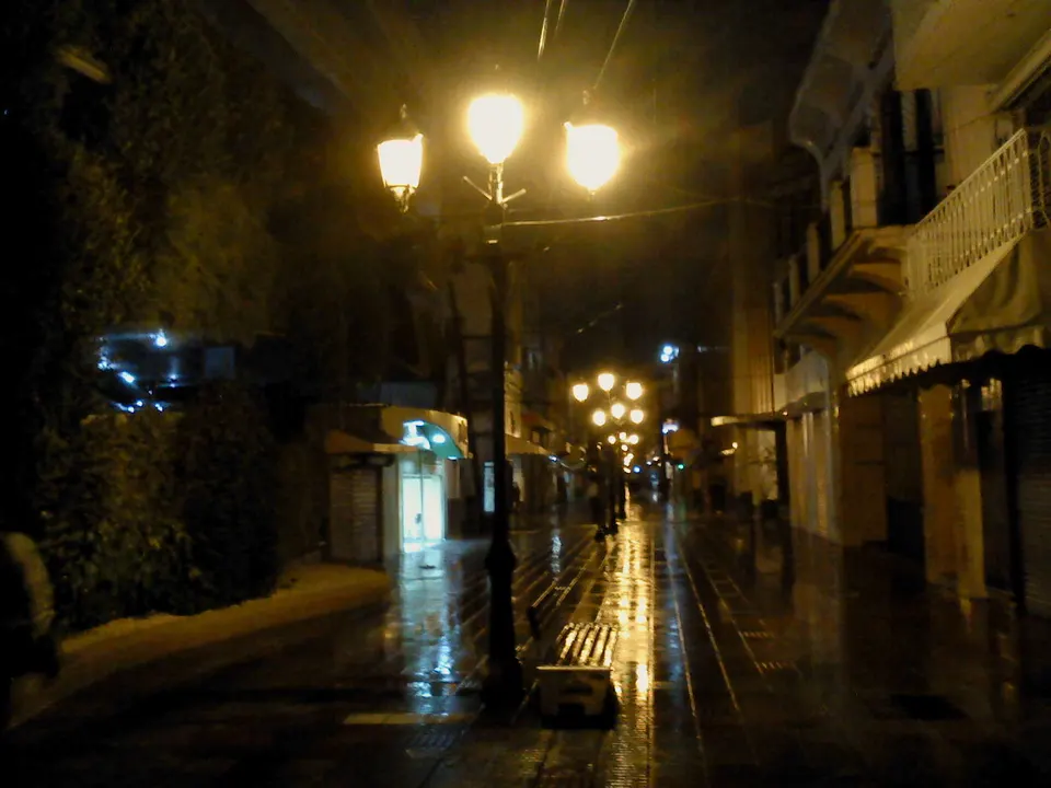 Calle de la Zona Colonial de Santo Domingo iluminada de noche.