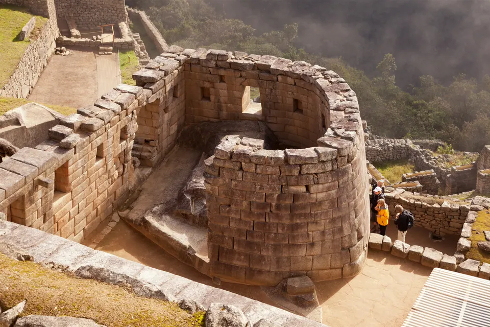 Muros de piedra pulida y terrazas agrícolas escalonadas en el sector urbano de Machu Picchu