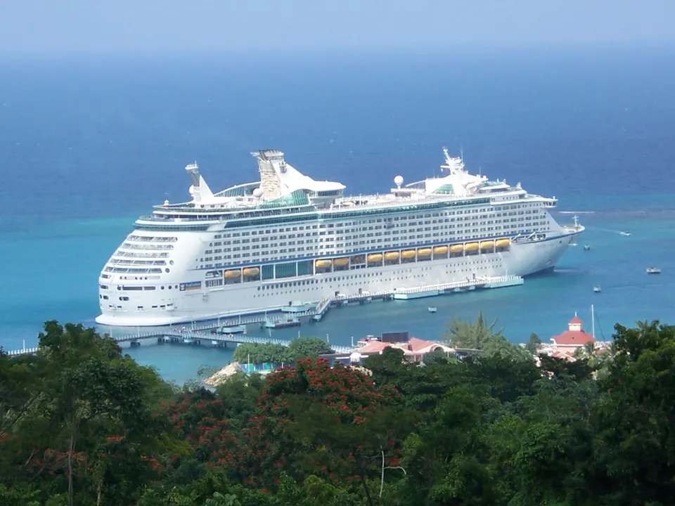 El crucero Voyager of the Seas atracado en el puerto de Ocho Ríos.