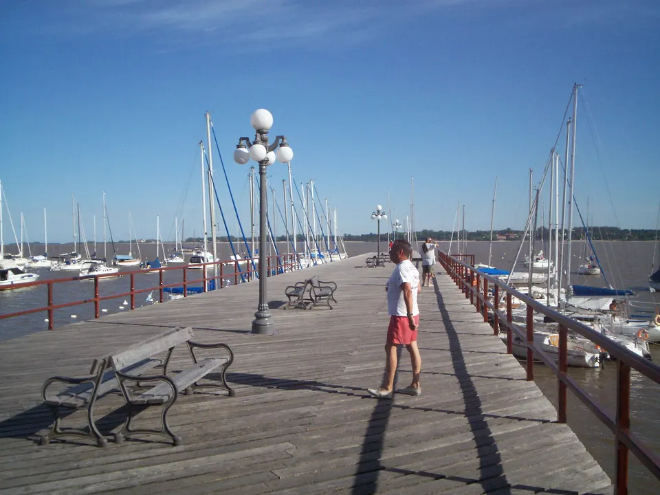 Imagen del muelle de madera de Colonia del Sacramento. Foto del 27 de noviembre de 2005. en colonia-del-sacramento
