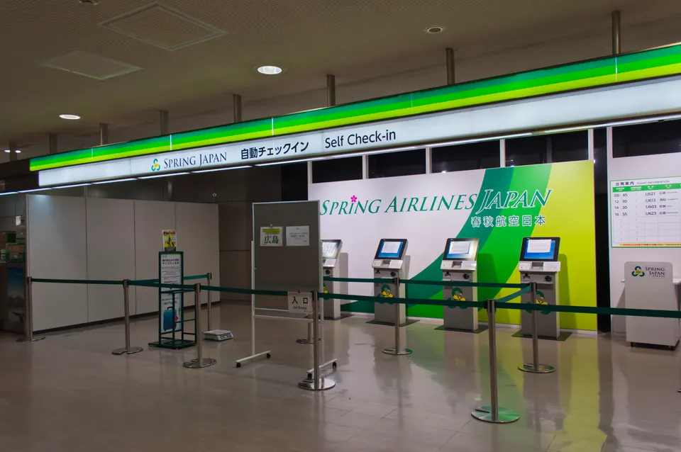 Dispositivo y medidor de autoservicio de facturación y control de tamaño de equipaje en el aeropuerto.