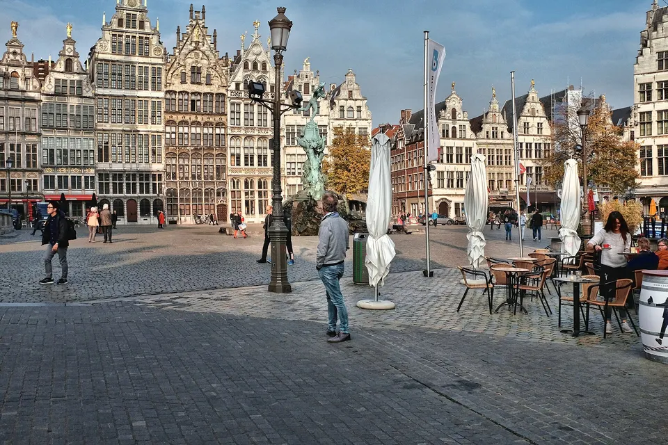 Casas gremiales de la Grote Markt de Amberes alrededor de la fuente de Brabo.