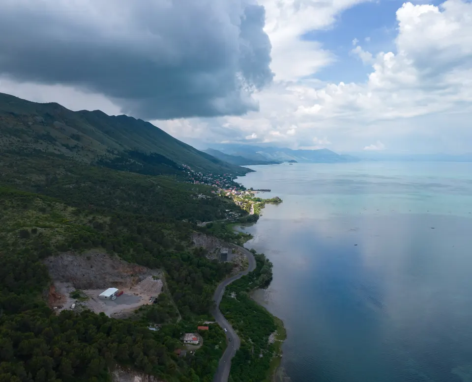 El lago de Shkodër, el más grande de los Balcanes, con Shiroka y las montañas al fondo.