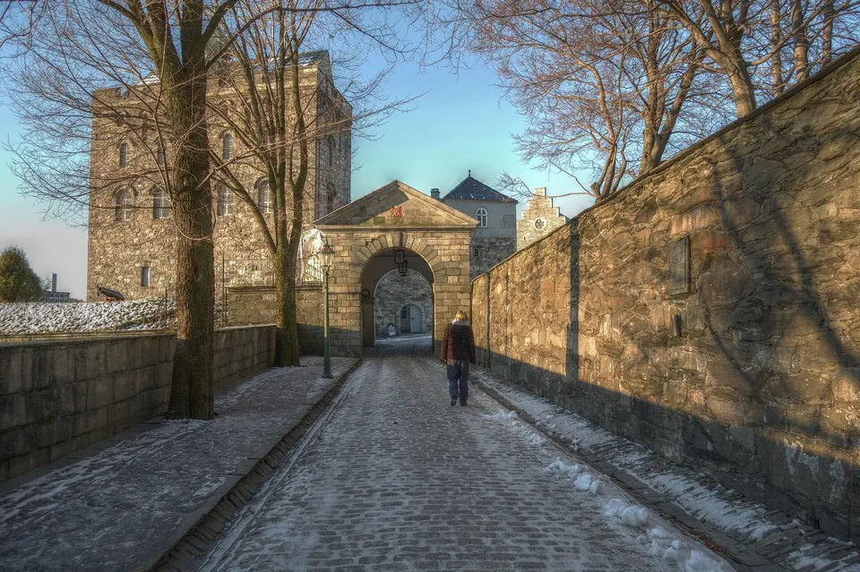 Torre medieval de Rosenkrantz y murallas de piedra de la Fortaleza de Bergenhus junto al puerto.