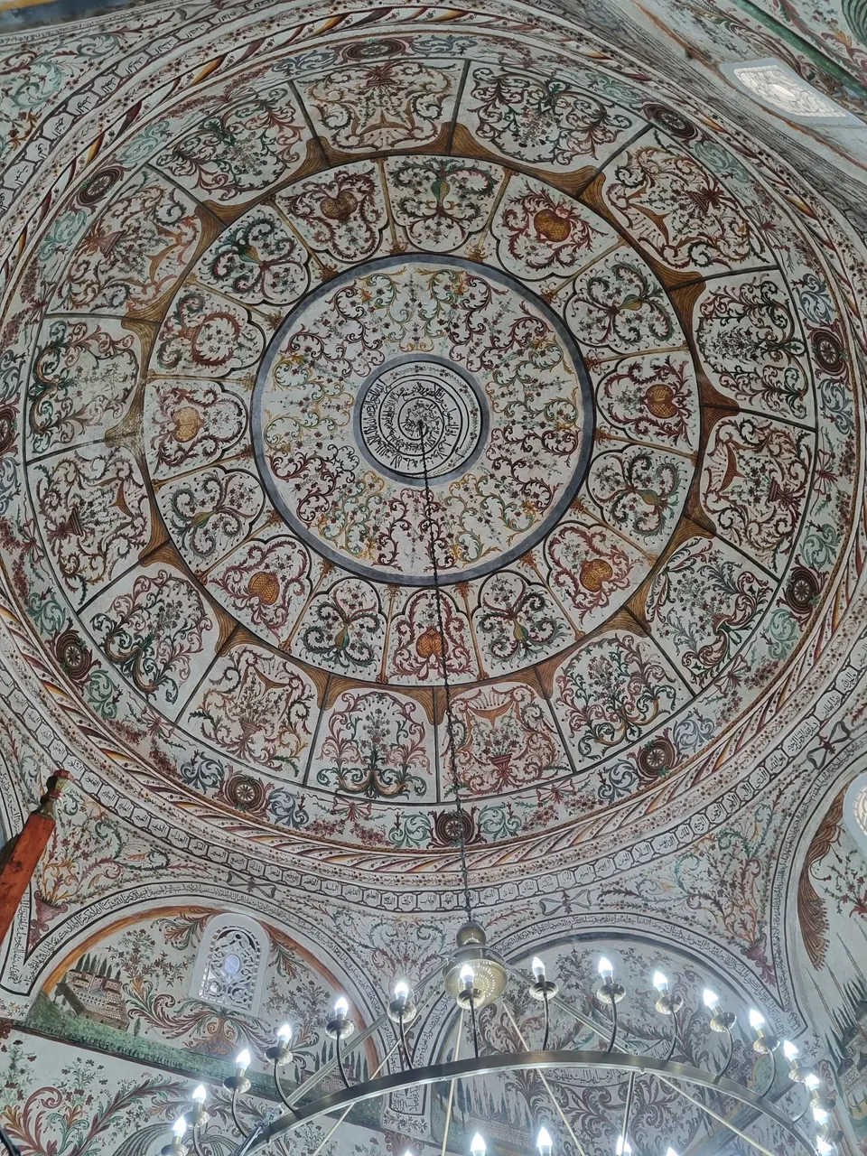 El interior pintado de la cúpula de la mezquita de Et'hem Bey.