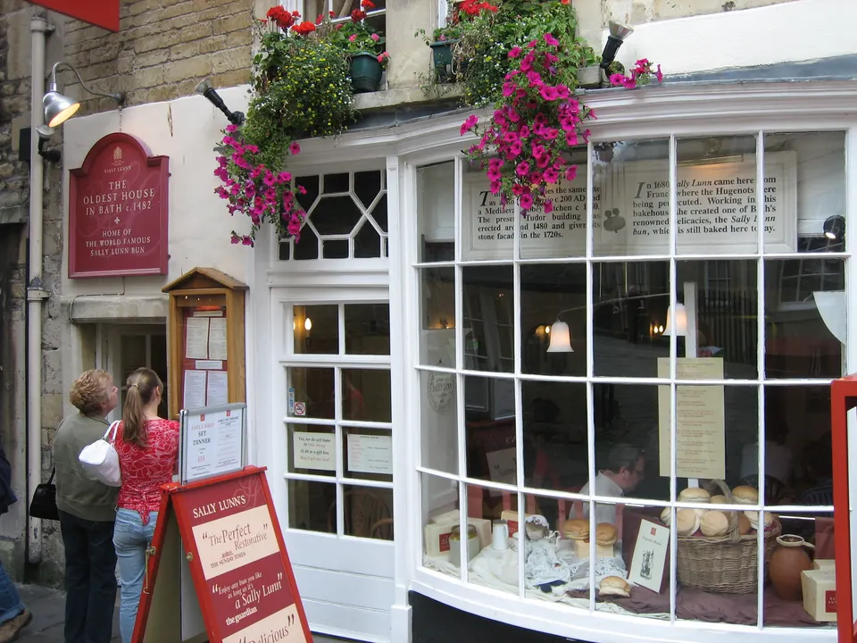 Los tradicionales Sally Lunn buns horneados y servidos calientes en Bath.