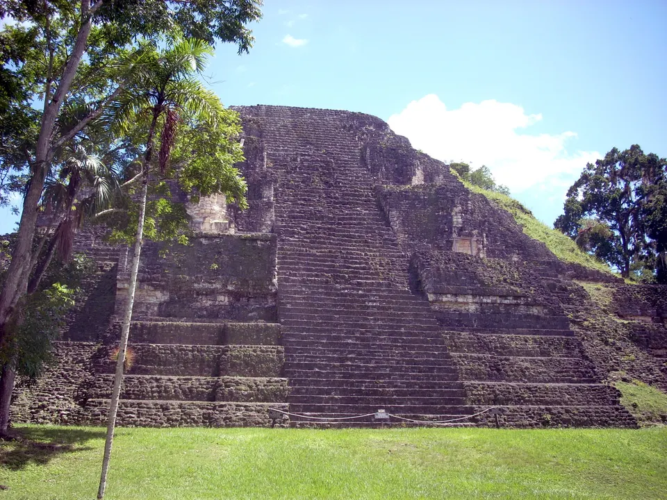 La Gran Pirámide astronómica 5C-54 del Complejo Mundo Perdido en Tikal.