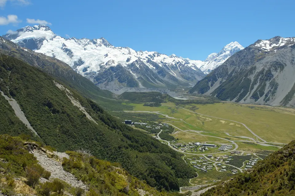 Puente colgante en el sendero Hooker Valley Track con el monte Aoraki Mount Cook de fondo.