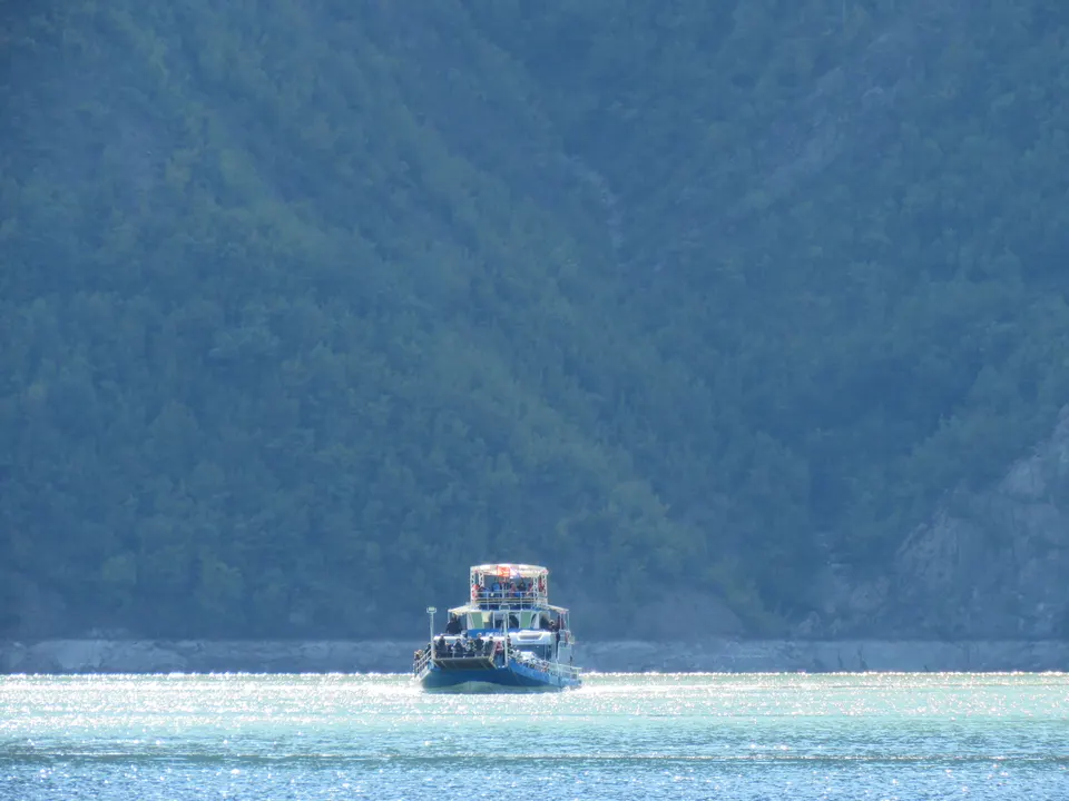 El ferry cruzando el lago artificial de Koman, en los Alpes Albaneses.