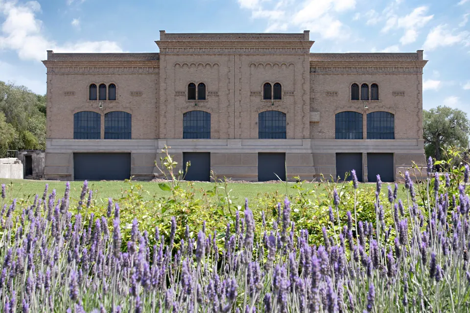 Fachada de estilo florentino de la histórica bodega Trapiche en Maipú.