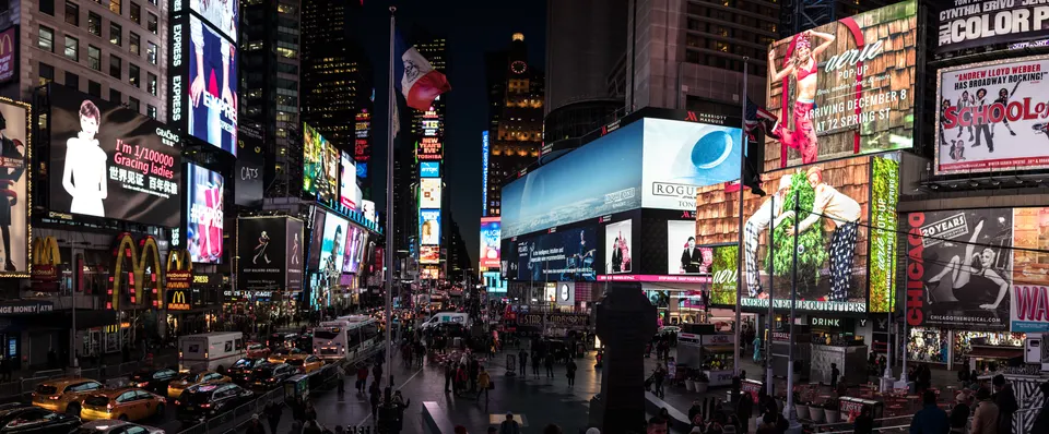 Times Square de noche, con sus carteles luminosos encendidos.