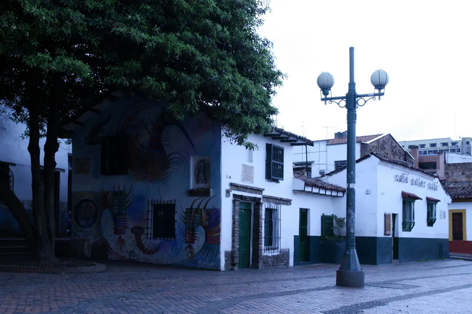 Plazoleta del Chorro de Quevedo con su ermita histórica y ambiente bohemio estudiantil
