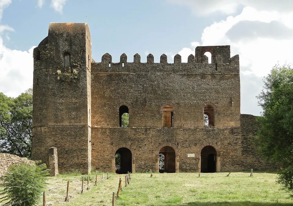 Muros de sillería y ventanas arqueadas de las ruinas del palacio de Iyasu I el Grande en Gondar.