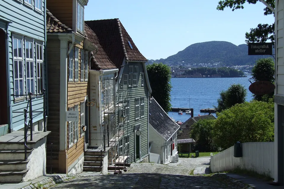 Casas históricas de los siglos XVIII y XIX conservadas en el museo al aire libre de Gamle Bergen.