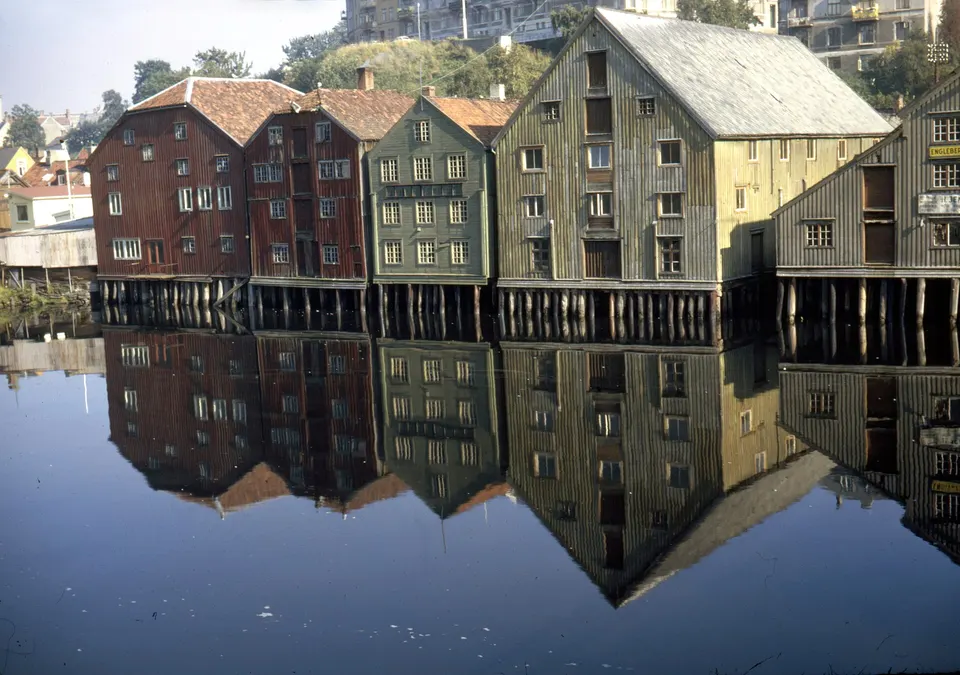 Palafitos y almacenes mercantiles de madera sobre el río Nidelva en Bakklandet, Trondheim.
