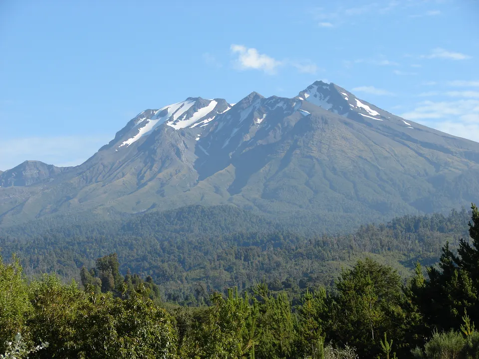 Silueta recortada y maciza del volcán Calbuco dominando los valles boscosos de la Reserva Nacional Llanquihue