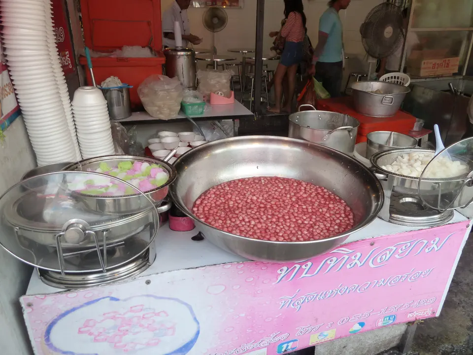 Animados puestos de artesanías, ropa y gastronomía en el Mercado de Fin de Semana de Chatuchak en Bangkok.
