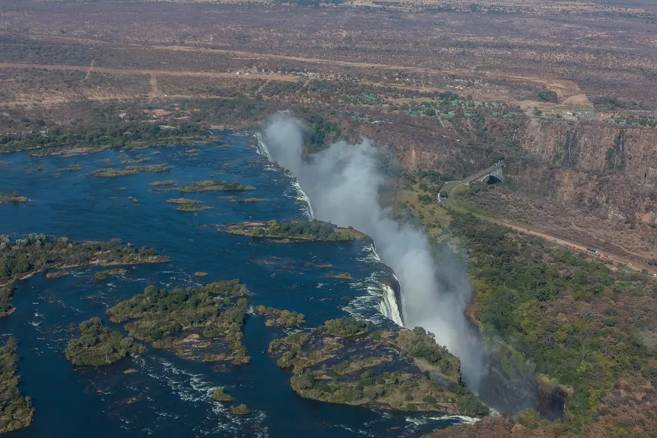 Histórico puente de arco de acero de las Cataratas Victoria uniendo Zimbabue y Zambia sobre el cañón.