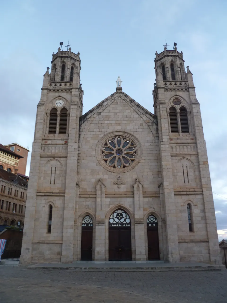 Fachada gótica de piedra de la Catedral de la Inmaculada Concepción en lo alto del barrio de Andohalo.