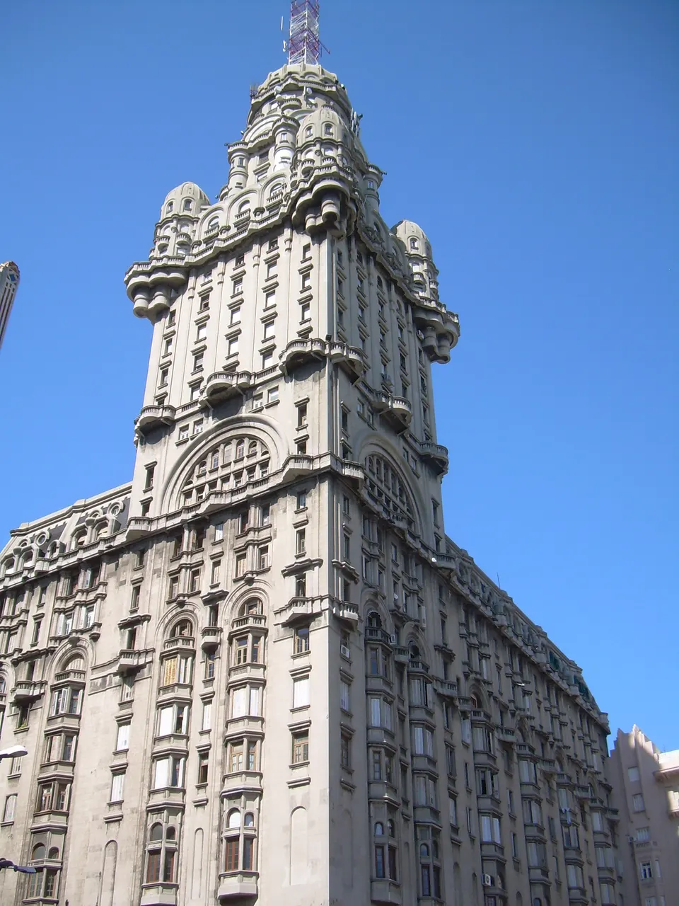 Palacio Salvo, Montevideo, Plaza Independencia. en montevideo