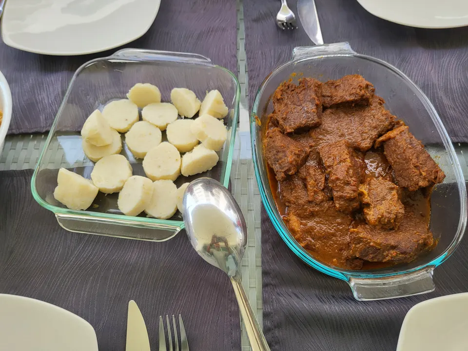 Plato tradicional de pescado frito o posta cartagenera con arroz con coco dulce, patacones y ensalada