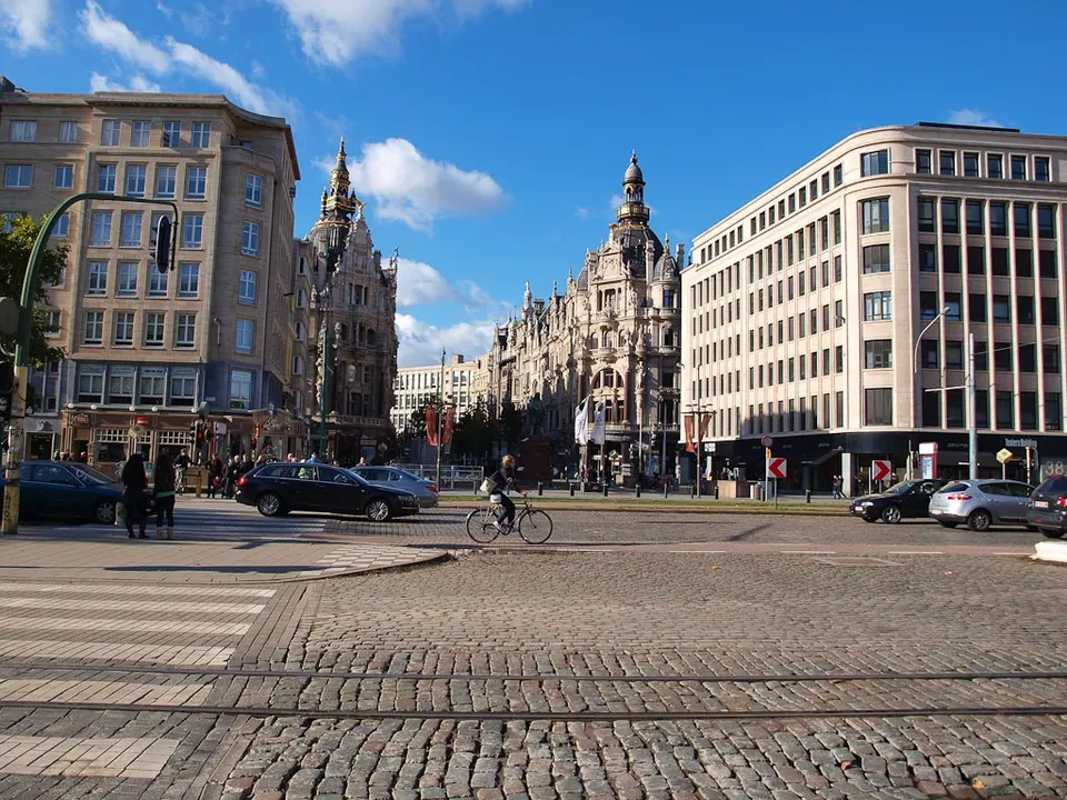 Calle del distrito de los diamantes de Amberes, centro histórico del comercio mundial de diamantes.