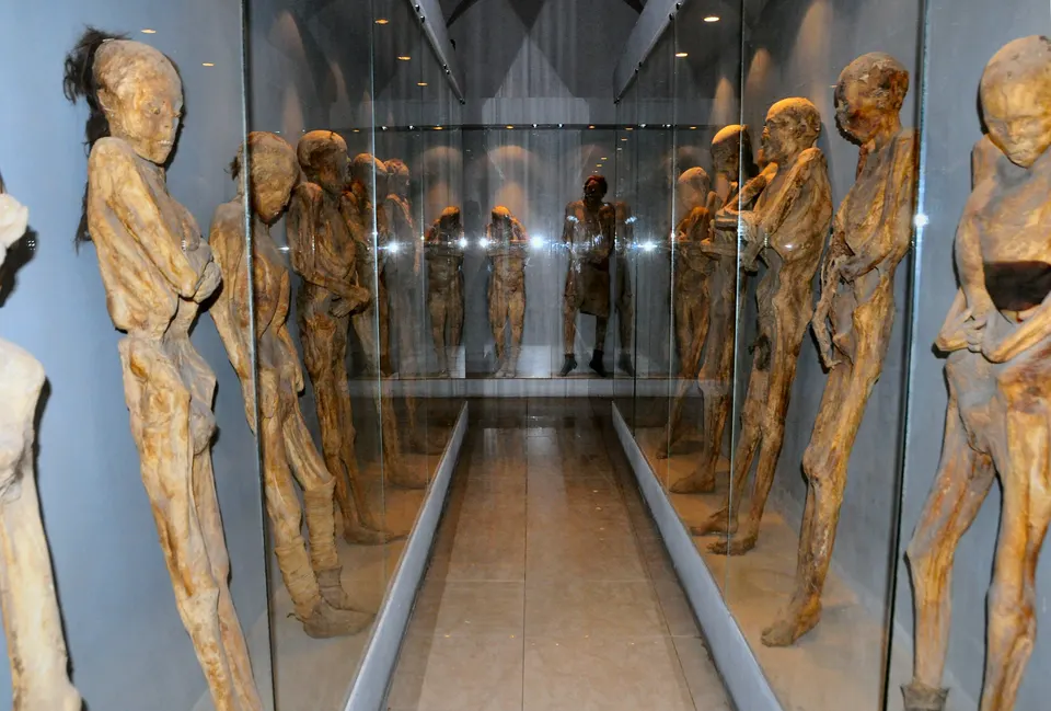 Cuerpos momificados naturalmente expuestos en las vitrinas del Museo de las Momias de Guanajuato.