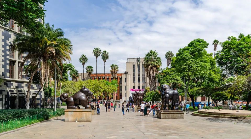 Esculturas monumentales de bronce de Fernando Botero en la Plaza Botero frente al Palacio de la Cultura