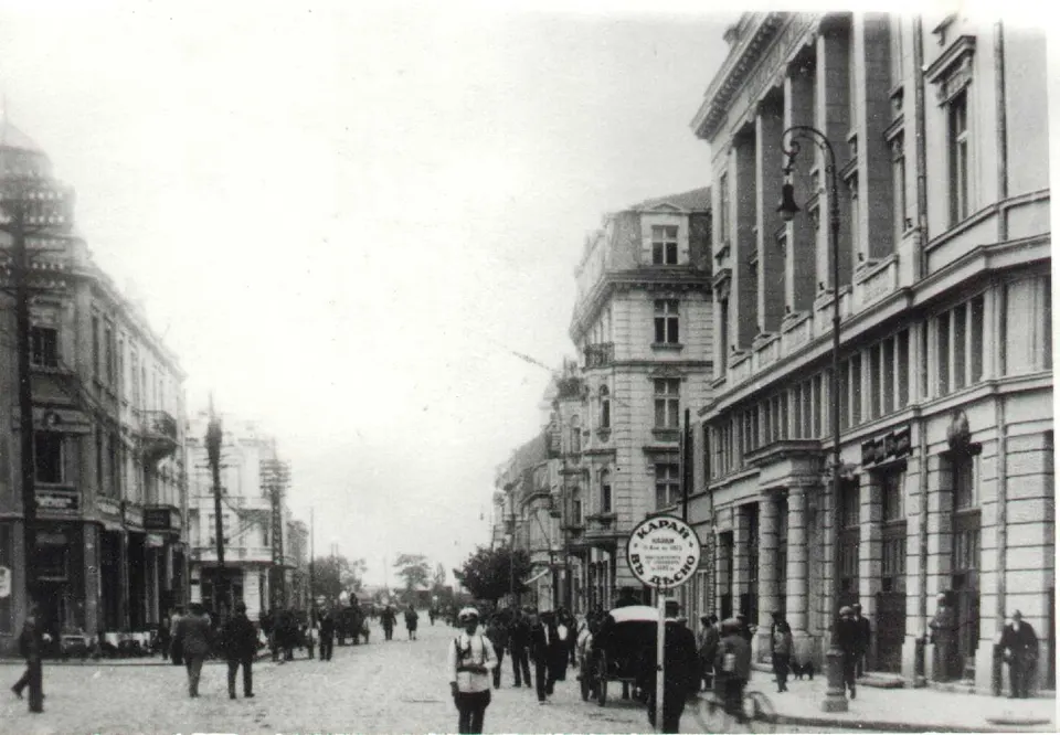 Calle peatonal Aleksandrovska con sus comercios y el icónico reloj público de Burgas.