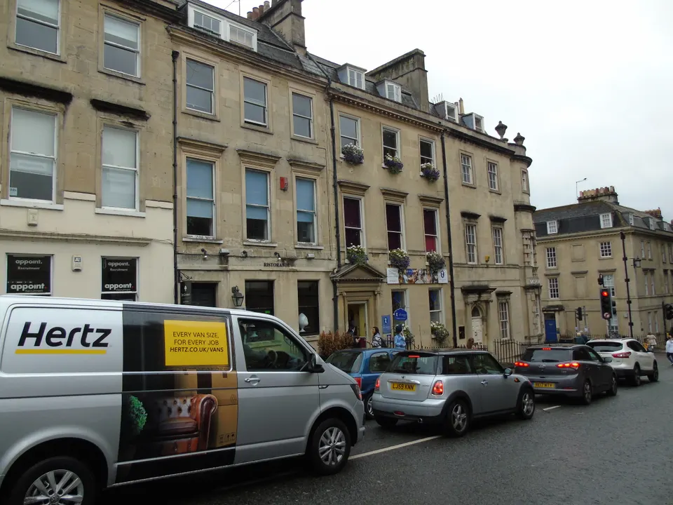 Exterior del Centro Jane Austen en Gay Street, Bath.