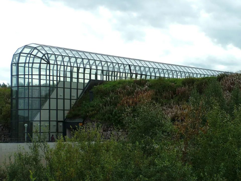 Túnel abovedado de cristal de 172 metros del museo y centro de investigación polar Arktikum.