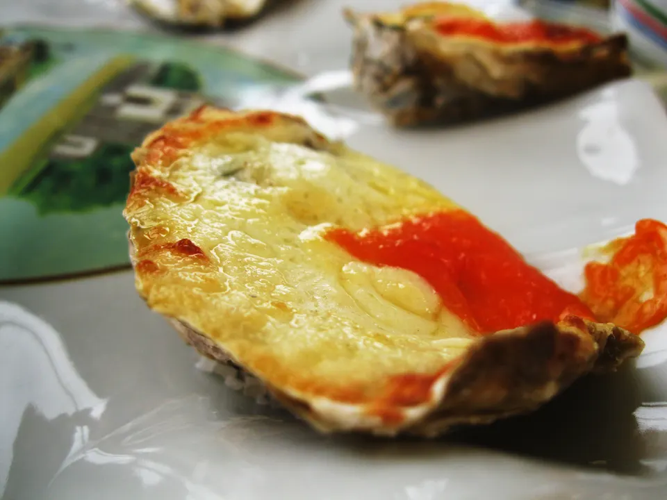 Bandeja de ostras frescas al natural cultivadas en el mar de Florianópolis servidas con gajos de limón fresco.